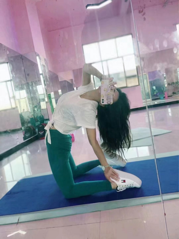 蓝钻天成附近年轻健身妹子